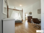Bestlage Kaiserebersdorf! Möblierte 2-Zimmer-Wohnung für Singles oder Pärchen mit Balkon, Gartennutzung und Schwimmbiotop - Bild