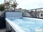 Grünruhelage nahe Belvedere! Luxuriöse 3-Zimmer-Erstbezug-Dachterrassen-Wohnung mit Outdoor-Pool in historischem Gebäude - Bild