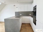 Grünruhelage nahe Belvedere! Luxuriöse 3-Zimmer-Erstbezug-Dachgeschoss-Wohnung mit zwei Balkonen in historischem Gebäude - Bild