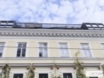 Grünruhelage nahe Belvedere! Luxuriöse 3-Zimmer-Erstbezug-Dachgeschoss-Wohnung mit zwei Balkonen in historischem Gebäude - Bild