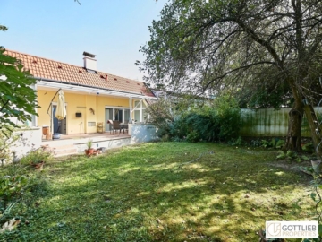 Stadtgrenze von Wien! Elegantes Einfamilienhaus mit uneinsehbarem Garten, restauriertem Weinkeller und Doppelgarage, 2102 Bisamberg, Einfamilienhaus